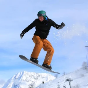 Olivier Vanlandeghem snowboarding mid-air